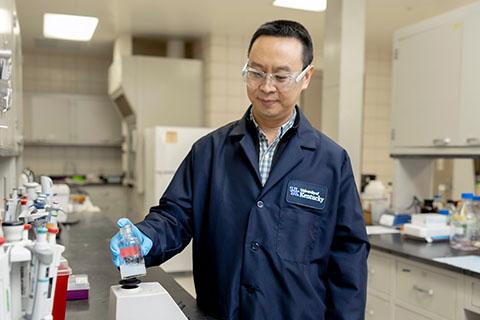 Dr. Jian Shi working in the Chemistry lab